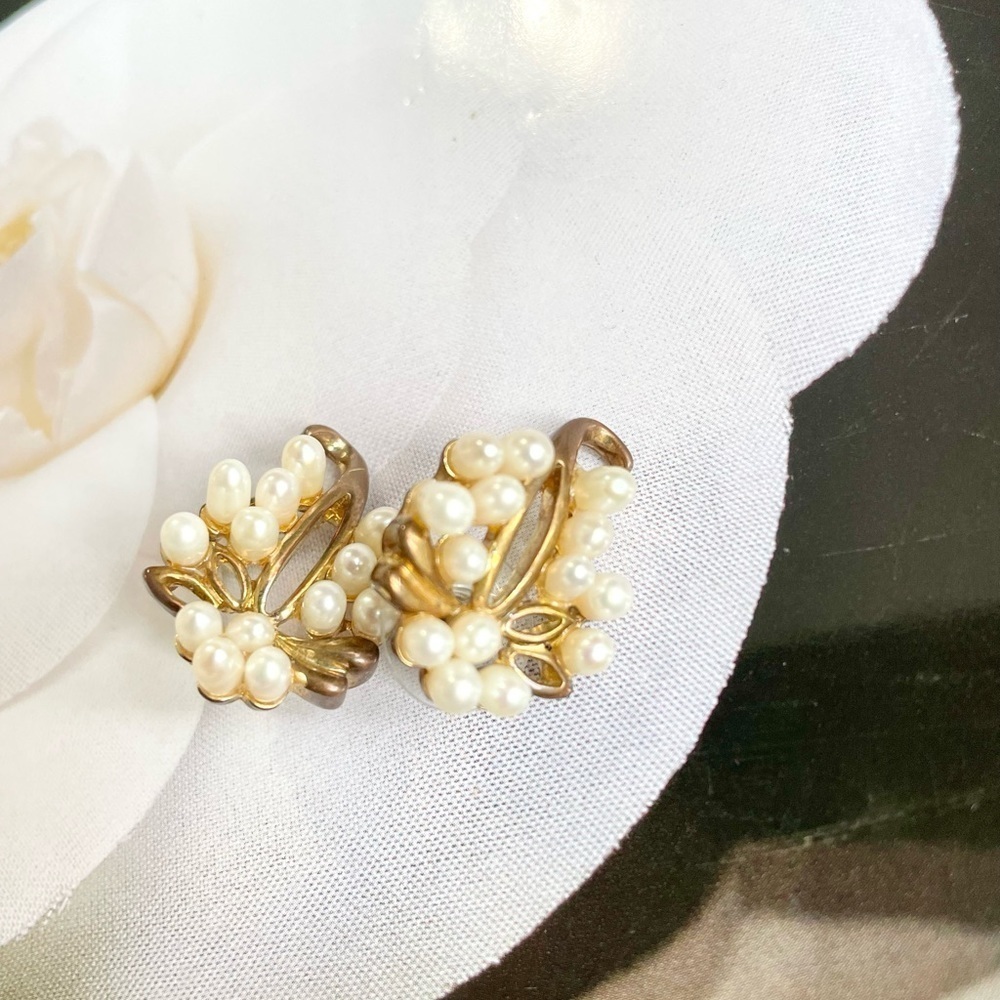 Vintage Costume Jewelry Golden Tone Leaf Pearl Clusters Earrings